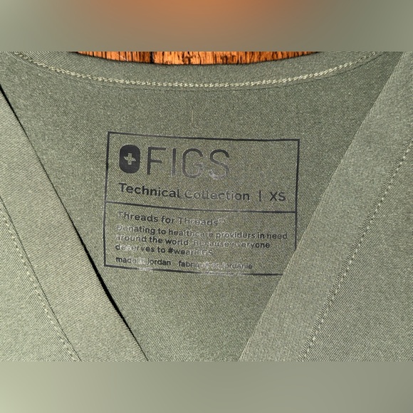 FIGS Women's Casma 3-Pocket Scrub Top in Moss Green. Size: XS. Like new. - Picture 11 of 11